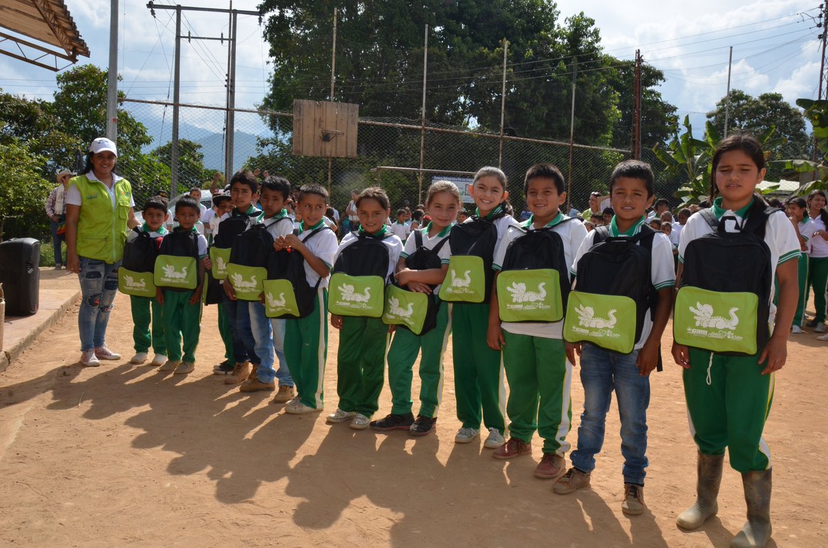 PROYECTOCEIBAS's tweet photo. #Social La felicidad en su máxima expresión. Hoy los niños de Cinco Veredas: Santa Lucía, Canoas, San Miguel, Primavera y Palestina, recibieron su kit escolar para la conciencia ambiental, por parte del proyecto Ceibas que lidera la @CAMHUILA https://t.co/16vw2kNa1t