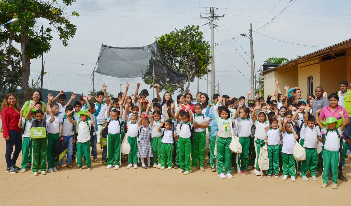 PROYECTOCEIBAS's tweet photo. #Social La felicidad en su máxima expresión. Hoy los niños de Cinco Veredas: Santa Lucía, Canoas, San Miguel, Primavera y Palestina, recibieron su kit escolar para la conciencia ambiental, por parte del proyecto Ceibas que lidera la @CAMHUILA https://t.co/16vw2kNa1t
