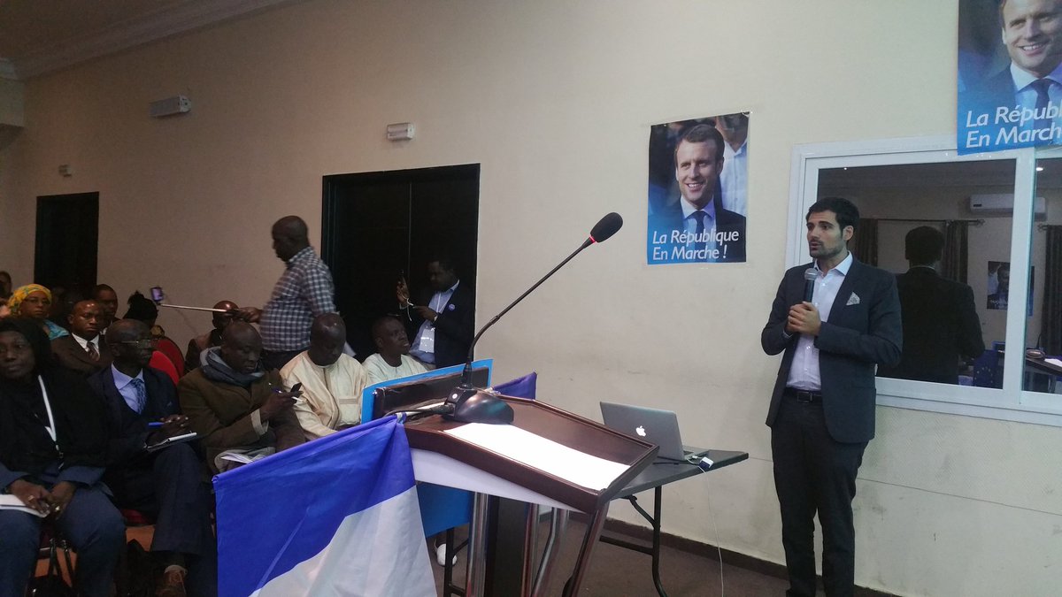 10000codeurs's tweet photo. Durant la soirée #lrem sur Entrepreneur iatrogènes étudiant à Dakar @ArnaudFloris présente une définition société civile Africaine. @douglasmbiandou invité intervenant. Salle pleine !!!! https://t.co/4ArgSt1beT