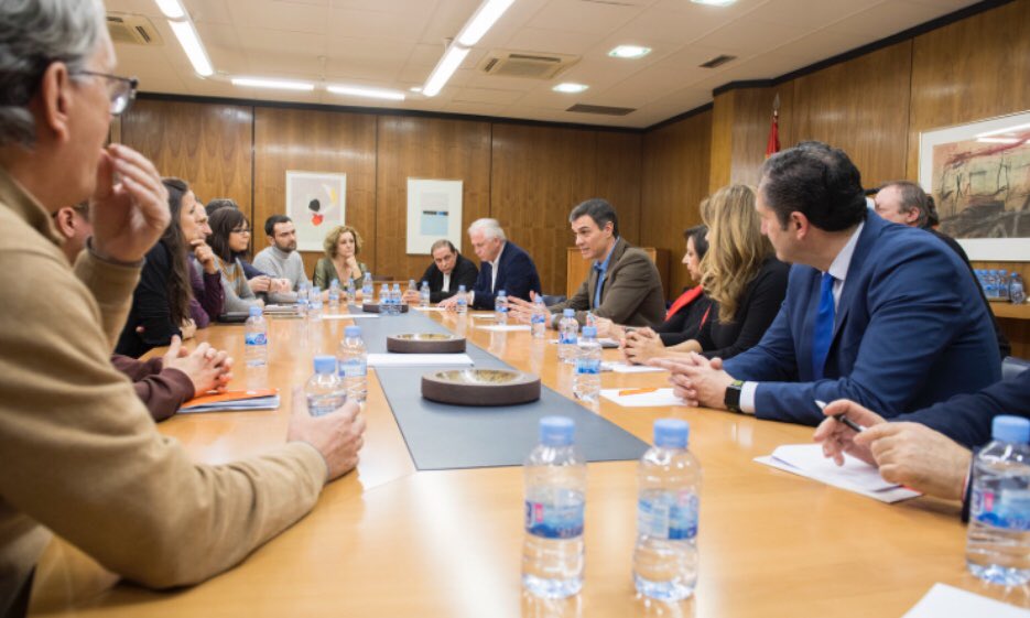 CdItve's tweet photo. Agradecemos a .@sanchezcastejon que nos haya convocado a una reunión para conocer nuestras preocupaciones. Le hemos transmitido la urgencia del cambio en RTVE para poner fin a la manipulación y es lo que pedimos al resto de partidos .@PPopular .@PSOE .@CiudadanosCs .@ahorapodemos https://t.co/smClYqDSok