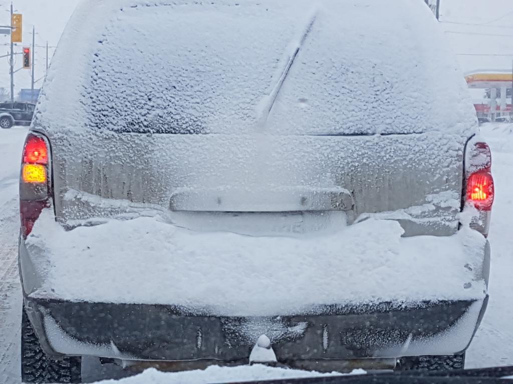 dlynnebrown's tweet image. #driverfail in the sault.  #winter clueless. Geezus Murphy..the front wasn't much better. @OPP have  been preaching the importance of clearing vehicles of #snowfall. Just Do It. @OPP_HSD