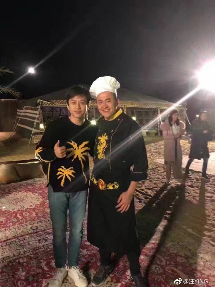 Hunhan_turkey's tweet photo. LUHAN IN DUBAI HE SEEN İN SAME PLACE WİTH BEFORE EXO WENT ✌😁

Luhan Dubai'de imiş bir süredir. Kimse gittiğini görmemiş ve söyleyen kızın elinde fotoğraf var 😁
#Hunhan #dubai #selu #LuHan #sehun #fountainshow #DubaiMall https://t.co/Des0mc97B5