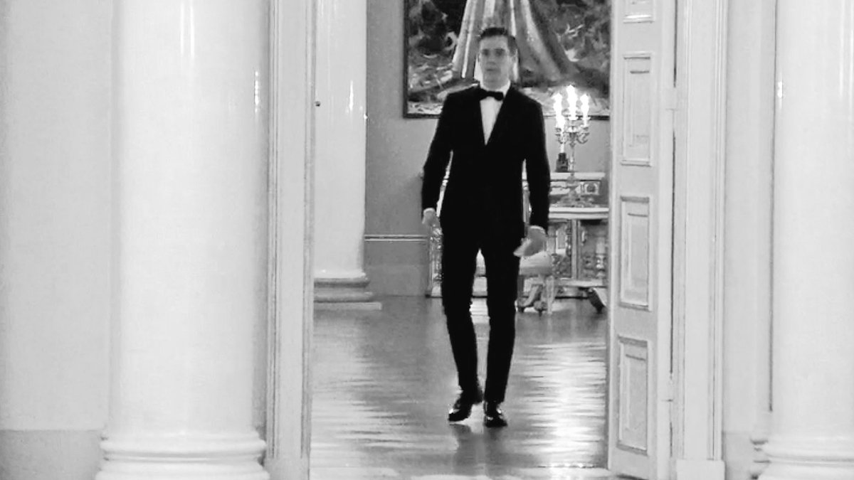 Isak nervously waiting for his and Evens wedding to start.