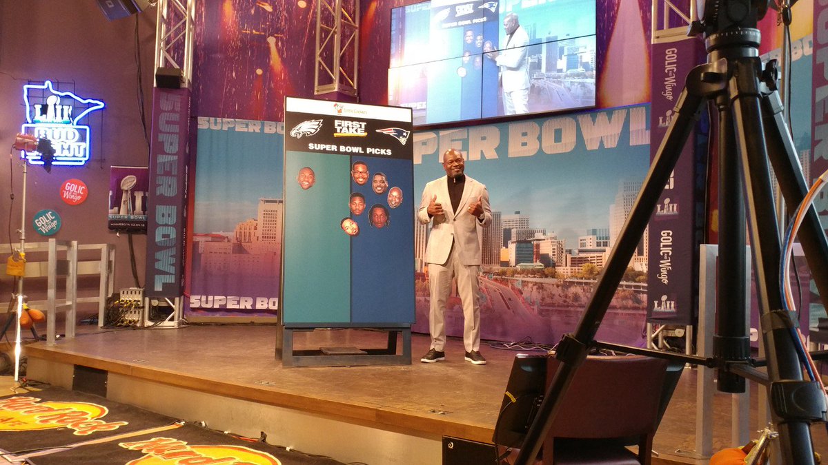 TheGame_LN's tweet photo. I had a great time being audience to a live taping of @espnfirsttake3 HUGE thanks to @EmmittSmith22 and @stephenasmith for snapping a few with me. #SuperBowl https://t.co/926ehR8g86