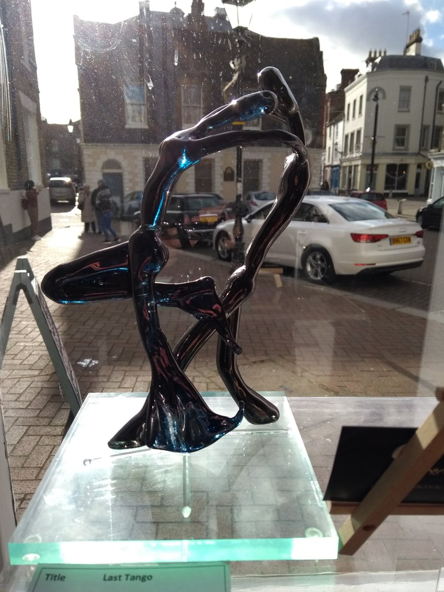 the sun really picks out the gorgeous blue tones in this dancing pair by @Ians_4D #gallery #Margate #margateoldtown #valentinesdaygift #giftideas #shoplocal #Thanet #Kent #kentartists #localartists #artistsontwitter #sculpture #glass #originalart