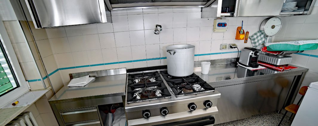 OttawaHealth's tweet photo. The #FoodHandlerCertification program is an opportunity to learn the safe way to prepare food.
Operate a restaurant, catering Co, or mobile food premise?
Work w vulnerable people?
This 1-day course is designed to meet the needs of staff & consumers.
https://t.co/LfQRqQxCvU https://t.co/owciMAkl8g