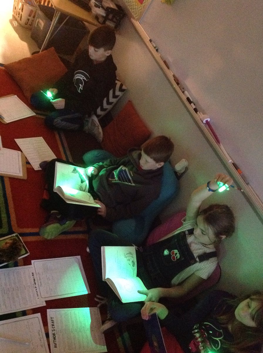 FlyersFolluo's tweet image. Reading poetry with our book lights! @SappFlyers #lindberghlearns #sappstrong