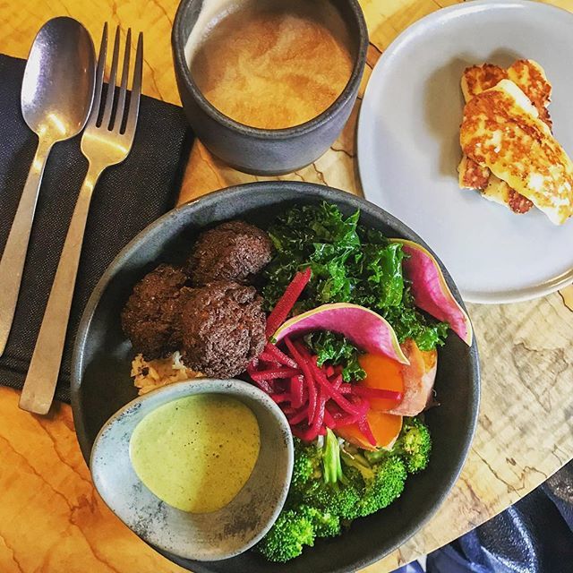 awhiskandaspoon's tweet photo. dear @westbourne, please open up in my neighborhood so i can visit you more often xoxo #vegetarian #veggiebowl #grainbowl #halumi #cortado #espresso #newplaces #soho #manhattan #nyceats #grubstreet #lefooding #eaternyc #forkyeah #tastingtable https://t.co/s5FZfp4zzA https://t.co/AiFiH9KDE2