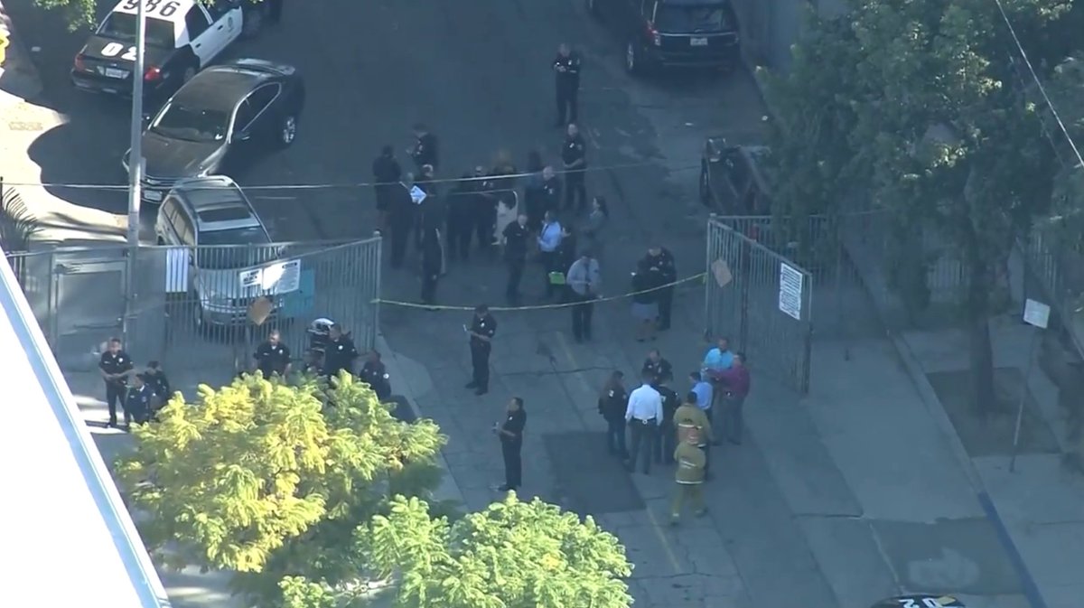 tvanouvelles's tweet photo. MISE À JOUR | Une jeune fille de 12 ans a ouvert le feu en pleine classe à Los Angeles https://t.co/48zGs0cGqf https://t.co/DTK4yo1pga