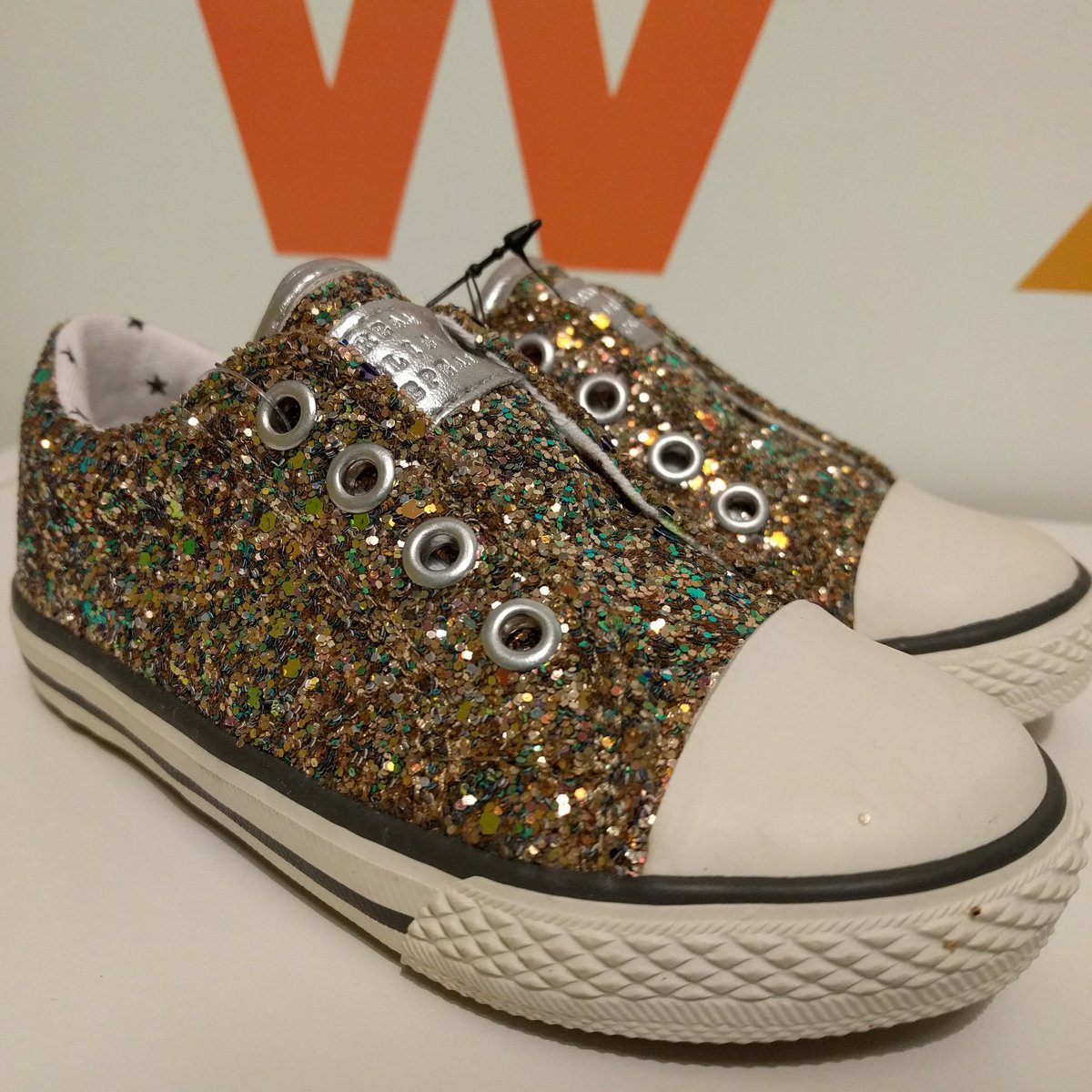 I know Ada can't walk yet...
and I have no idea what aged child a size 7 shoe is meant to fit...
BUT they are so sparkly and not pink that I had to buy them from the <a href="/nextofficial/">Next</a> sale 😍 ♀️

#shellgrowintothem #sparkly #nextbaby #magpie