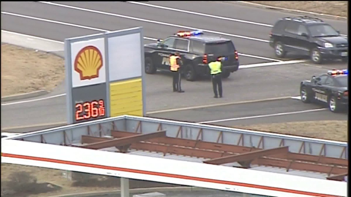 FOX2now's tweet photo. Explosive device found in vehicle at Shell gas station in Weldon Spring, Mo.  https://t.co/SyOeeBnRFf https://t.co/kENeAUlXme