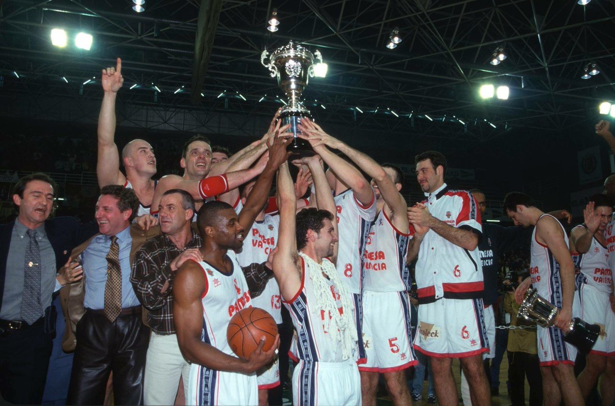 valenciabasket's tweet photo. #EsperitDel98

Nos encantaría contaros estas cosas tras una racha de victorias, pero a veces las cosas vienen así.

El domingo celebraremos 20 años de la Copa del 98, y mañana os vamos a contar todas la sorpresas que tenemos preparadas. Fonteta, pase lo que pase, sigamos adelante https://t.co/Yzyo99gYQL