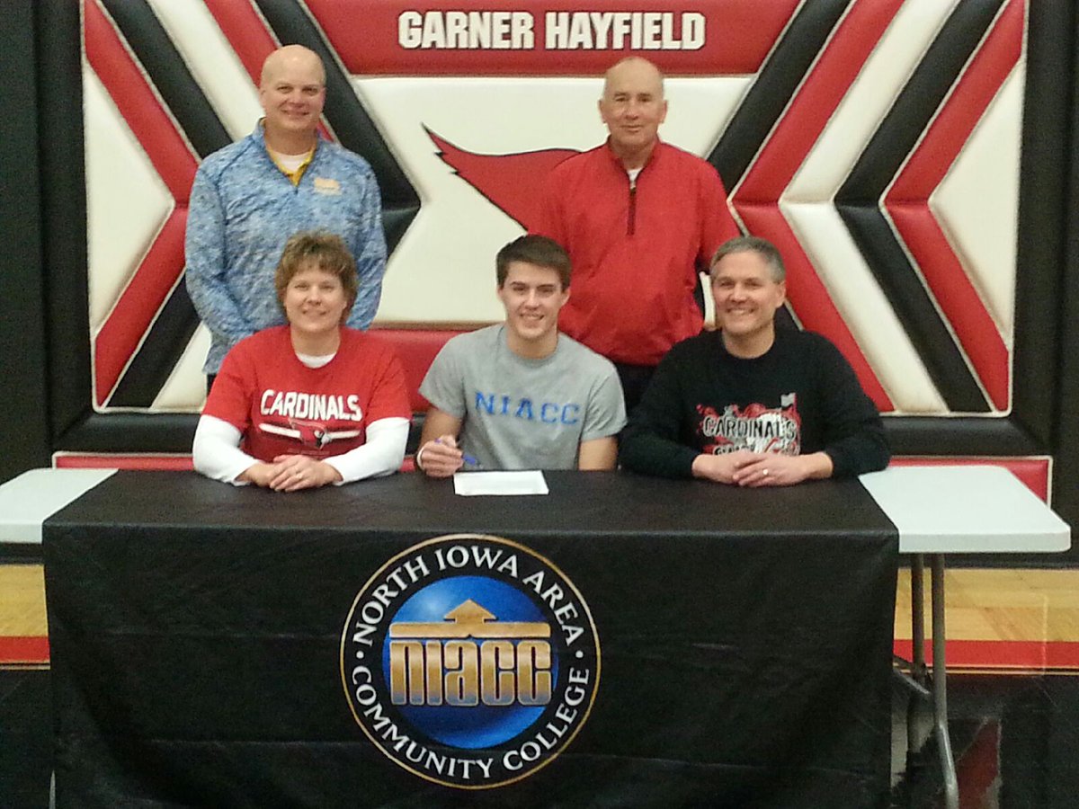 Matt Heinemann of GHV signs letter of intent to play golf at NIACC next season.