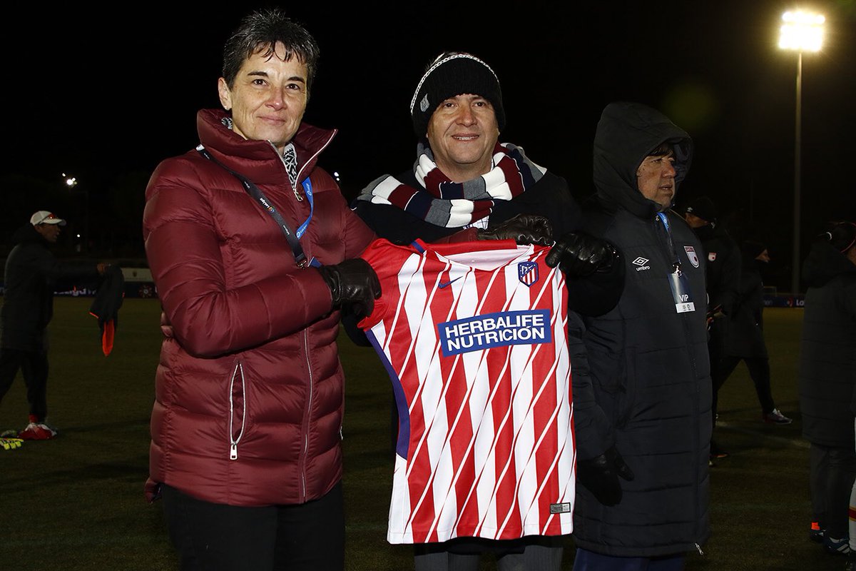 AtletiFemenino's tweet photo. 🔝 ¡Bonita experiencia ante el actual campeón de la Liga colombiana!
¡Os deseamos un buen viaje de vuelta a Colombia, @SantaFe! 🇪🇸🤝🇨🇴 
¡Nos volveremos a ver! 😉👏🏼
#AúpaAtleti #AtletiSantaFe https://t.co/tctjdvLOxo