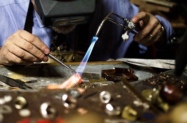 creatoadarte's tweet photo. [#creatoadartetoscana] 
Vi portiamo a #Firenze nel bottega del maestro orafo Paolo Penko. Nella suo laboratorio insieme a Beatrice, moglie ed esperta in gemmologia, @paolopenko crea gioielli unici e realizzati completamente a mano secondo le antiche tecn… https://t.co/Xl0T4SB8rX https://t.co/R96z9FXPtH