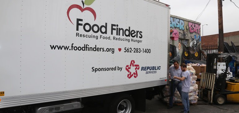 RT! With the help of <a href="/RepublicService/">Republic Services</a> 🚛💨 we've diverted over 425,000 pounds of food to our partners helping men, women, and children in #California. #ImAFoodFinder #zerowaste 👍