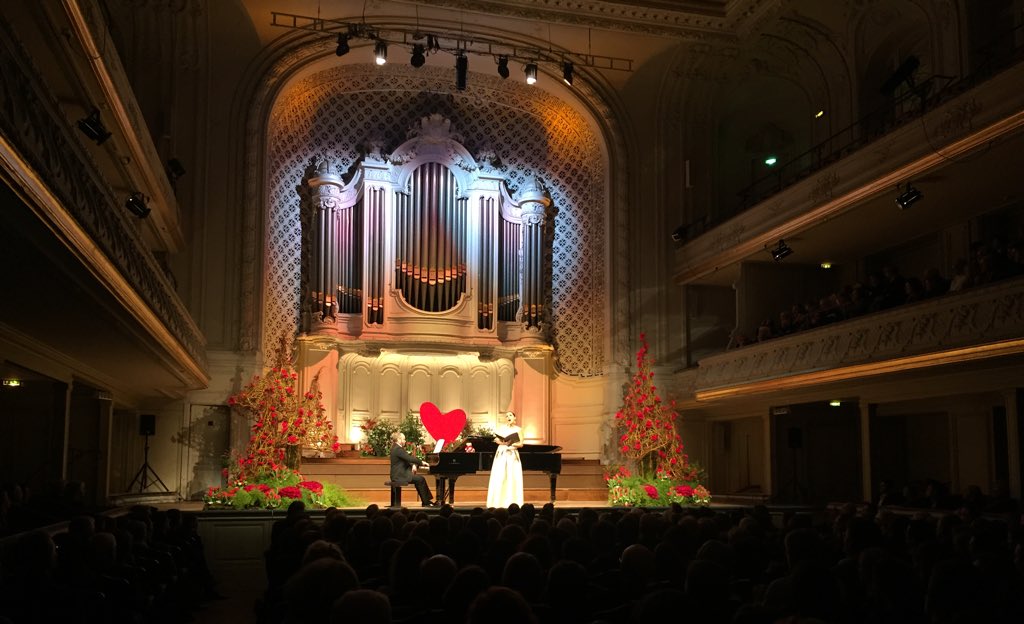 Le récital exceptionnel de la cantatrice <a href="/buriamonzon/">Beatrice UriaMonzon</a> accompagné au piano par <a href="/antoinepalloc/">Antoine Palloc</a> commence ! #GaladuCoeur