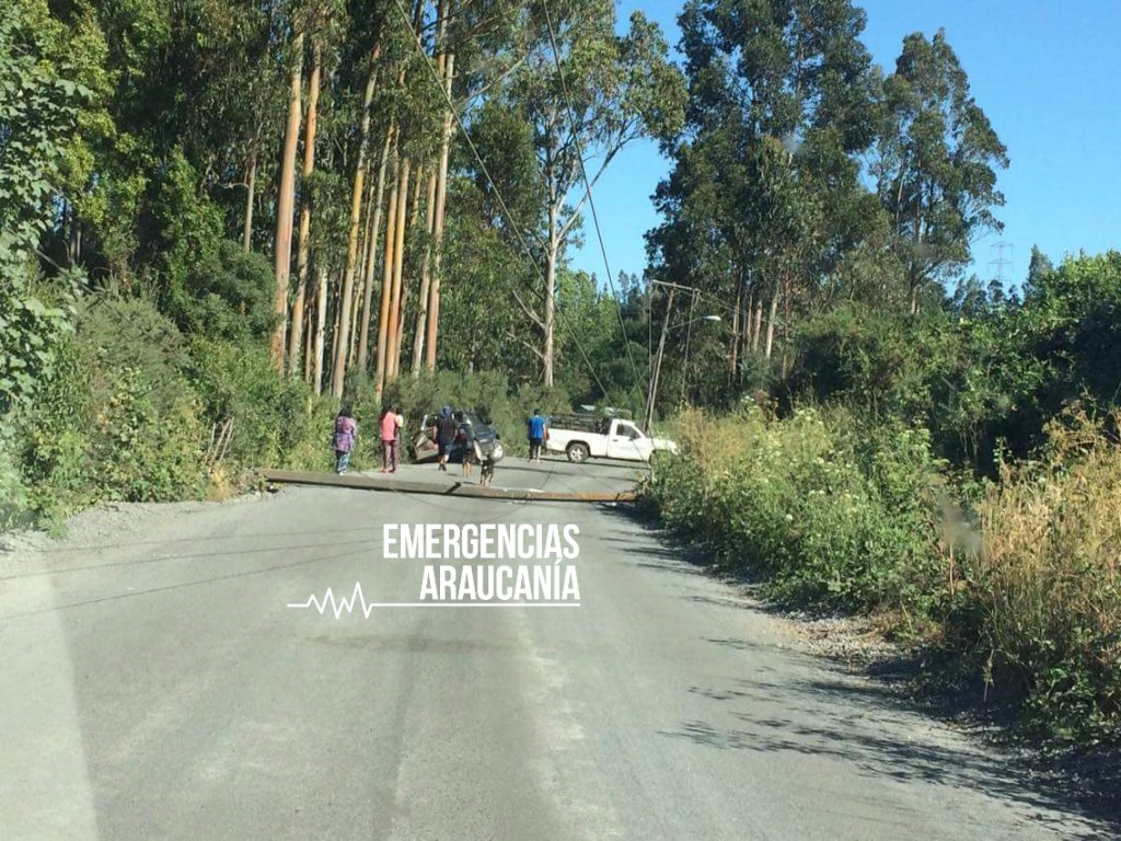 VasquezHerargem's tweet photo. #PRECAUCIÓN al transitar en el camino a Metrenco por Coyahue en Padre las Casas, choque de camioneta con poste de alumbrado público. https://t.co/t3es4ijBzd