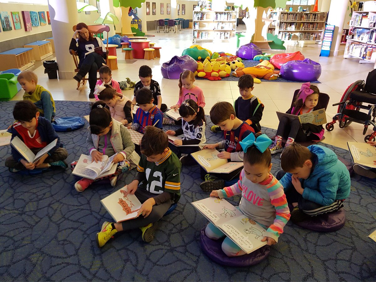 My happy moment: surrounded by readers #WorldReadAloudDay <a href="/ASFMELEM/">ASFMELEM</a>