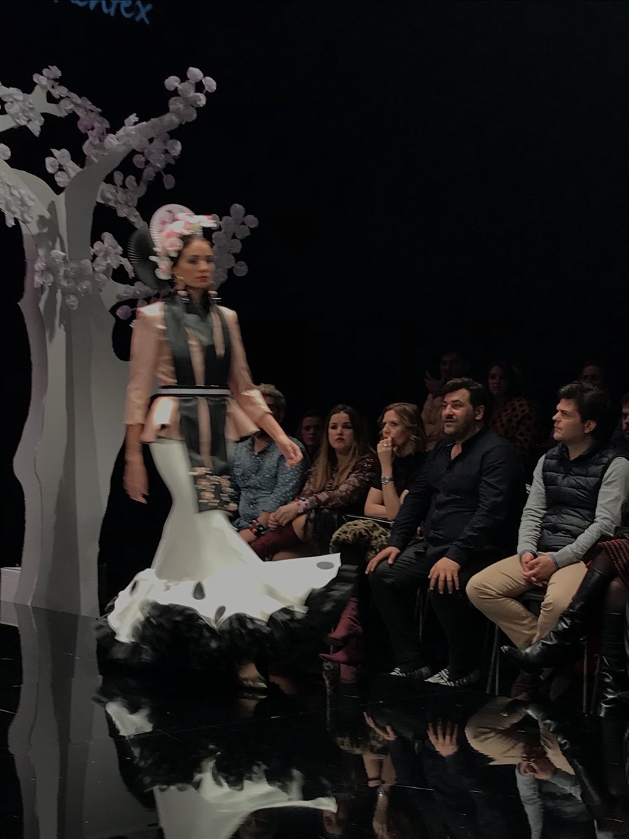 Geisha Flamenca. La delicadeza de la moda japonesa fusionada con la Andaluza toma <a href="/simofsevilla/">Simof</a> 2018 de la mano de <a href="/PatriciaBazarot/">Patricia Bazarot</a> y su colección #Sakura #Simof2018 #pasarelaflamenca #volantes #lunares #moda #pasarela