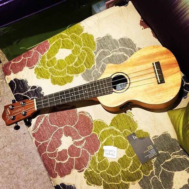 GarvilleSteph's tweet image. Ran out of picks so had to rip up a business card to practice.
🎶🏷🎸
#ukepractice #improvisation #businesstime #rocknroll #not #learningnirvanasongs #kurtcobainwouldbeashamed #corporatesellout #ohtheshame #stillgonnaplaytho ift.tt/2nzbL2j