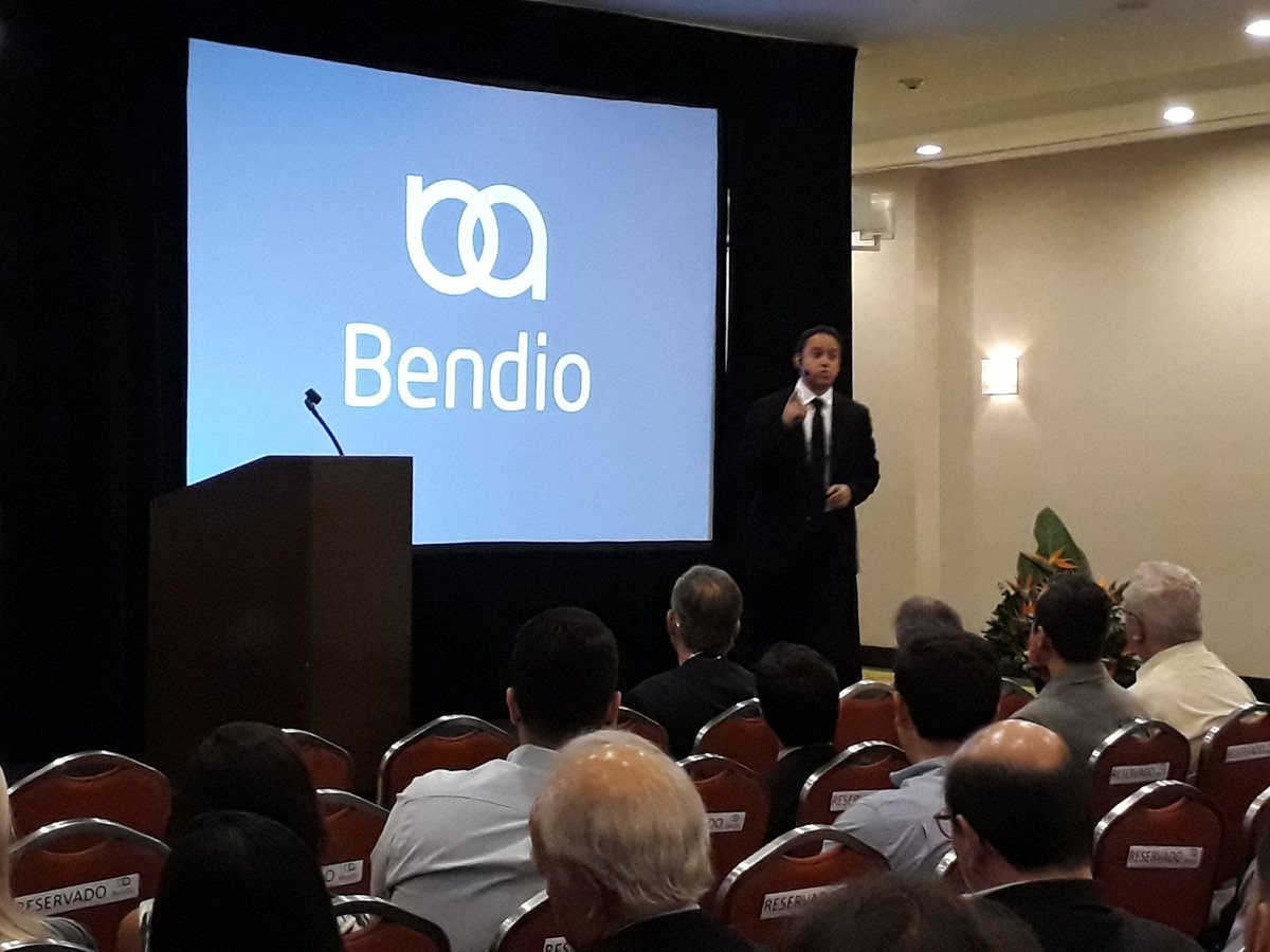 MTAVzlaChapter's tweet photo. Alberto Cárdenas, CMT inicia su ponencia sobre la evolución de precios de las criptomonedas #portafolio2.0 #mtavzla https://t.co/9bO94d9ZTt