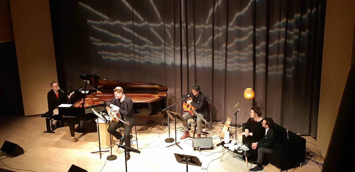 Salurinn's tweet photo. Rífandi stemning fyrir fullu húsi í Salnum hjá Braga Valdimar, Jóni Ólafss. og gestum #Salurinn #fimmtudagur https://t.co/WBYNXpH9dO