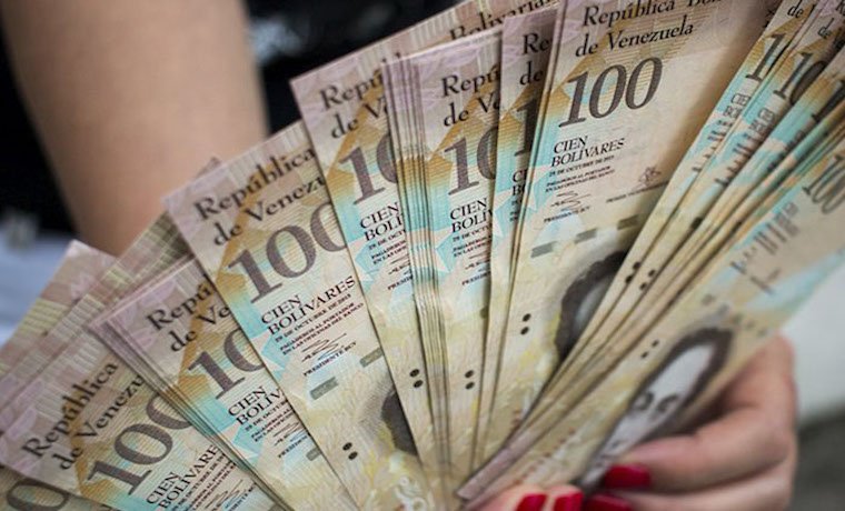 CaraotaDigital's tweet photo. #Video Con billetes de 100 bolívares elaboran bolsos en Maicao  https://t.co/8fnfp6qPHB  https://t.co/ke85QK5wmv