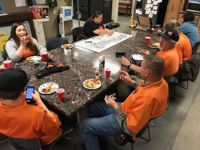 JamesCollins_55's tweet photo. Celebrating an end to spring sets and cross merch with pizza! Thanks for the hard work and a big thanks to Savannah! #EXTREME4417 #BESTNWEST #ONETEAM #PACNORTHPROUD https://t.co/44eKZUIptv