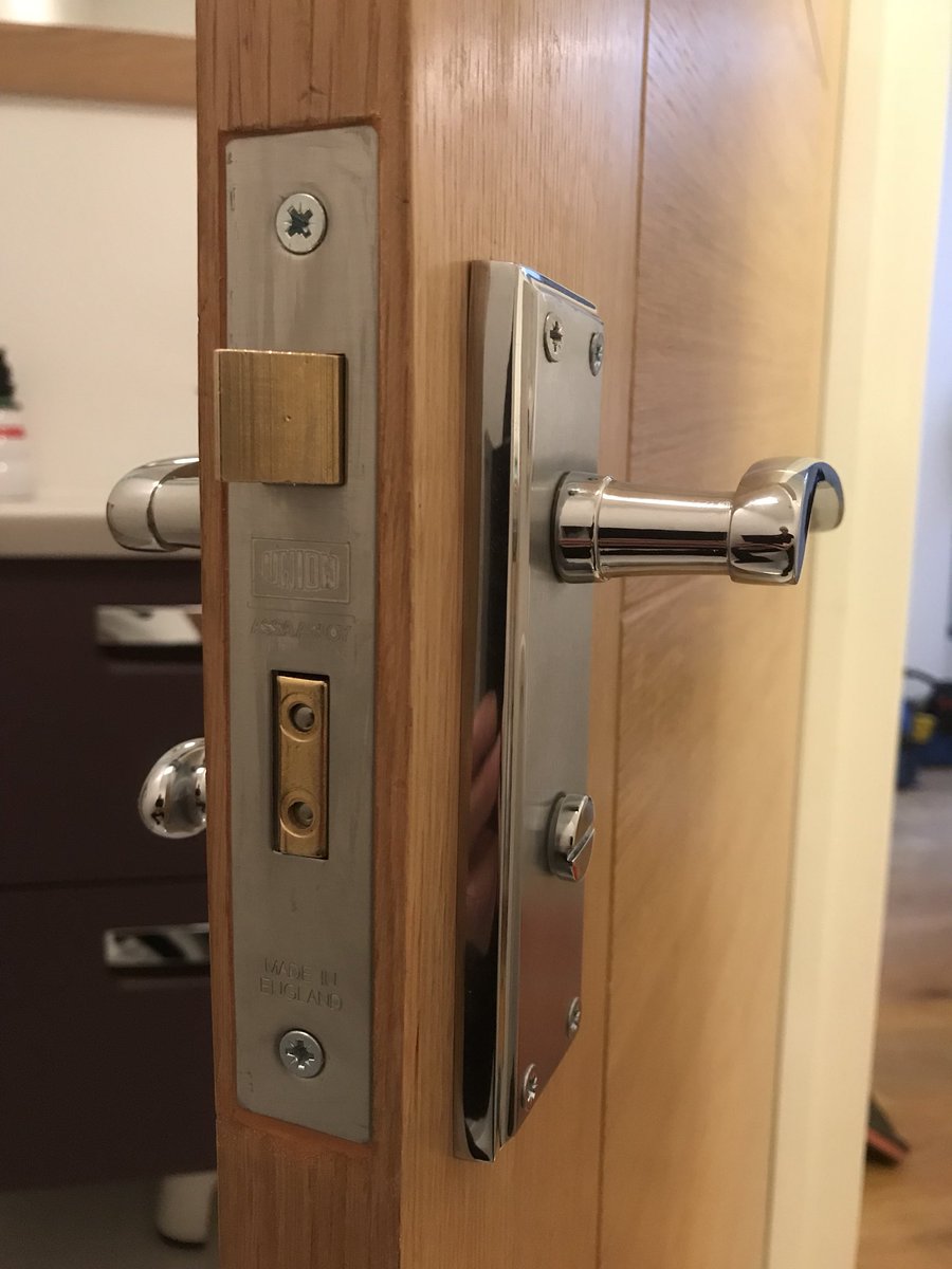 30mins to get this out the door!!only to find it had been stuck in with “Gripfill” 🙄🔫, what twat does that!!, “the same twat that mortices 100mm out for a 60mm lock case” thats who. Had my work cut out turning this into a nice job (another paper mache door) #knoxlocksnightmares