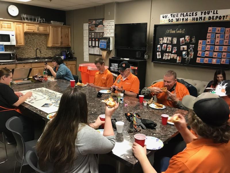 JamesCollins_55's tweet photo. Celebrating an end to spring sets and cross merch with pizza! Thanks for the hard work and a big thanks to Savannah! #EXTREME4417 #BESTNWEST #ONETEAM #PACNORTHPROUD https://t.co/44eKZUIptv