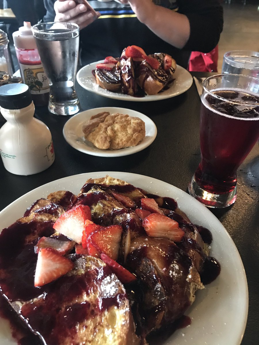 katie_calvin4's tweet photo. Brunchin so hard right now #soportland https://t.co/gcQNDGAYF3