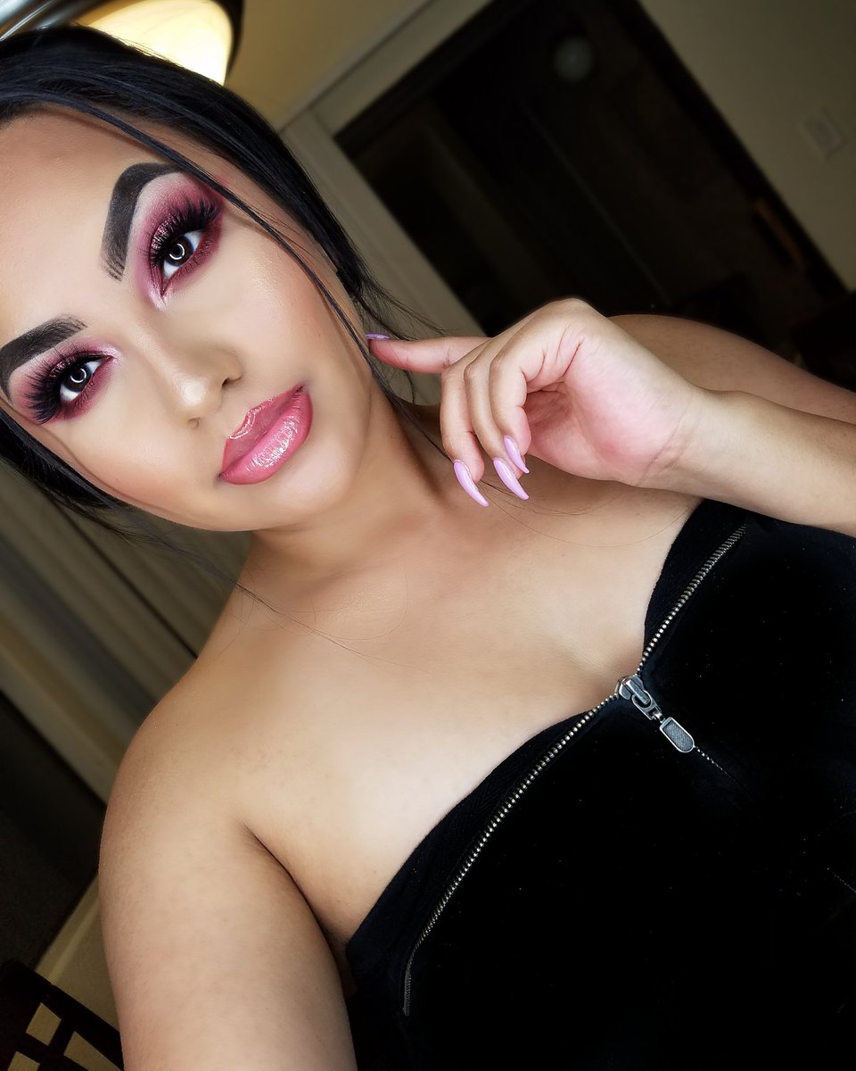 MUA_princessdee's tweet photo. LOVE ME!
@maccosmetics #studiofixfluid
@maybelline #concelear
@lorealmakeup #truematch 
@nyxcosmetics#highlightandcontourpropalette
@anastasiabeverlyhills #granite 
@katvondbeauty #tattooliner 
@covergirl #eyebrowgel
@limecrimemakeup #venuspalette
@toofaced #lipinjections https://t.co/orNLn3EsZG
