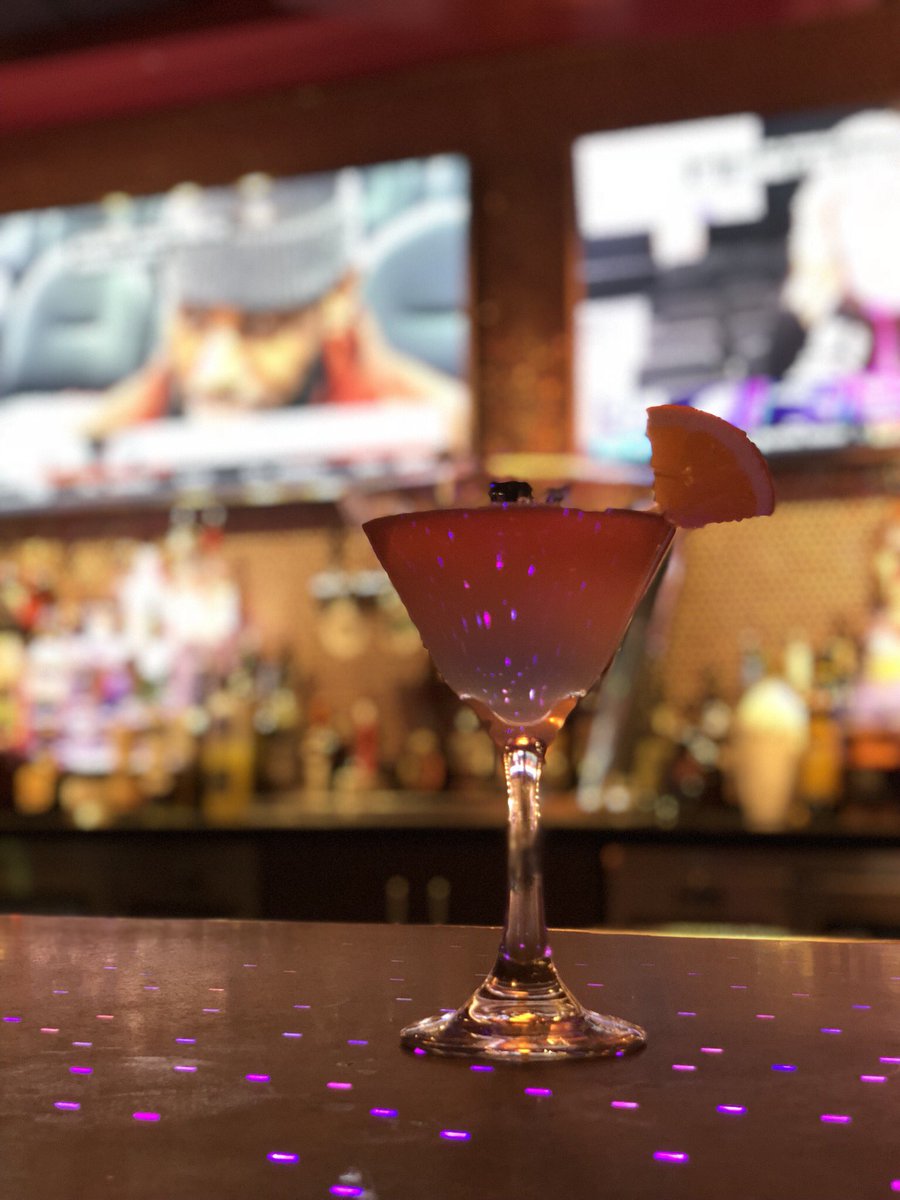 How gorgeous is the Hypnotini? She’s one of our most popular signature martinis🍸