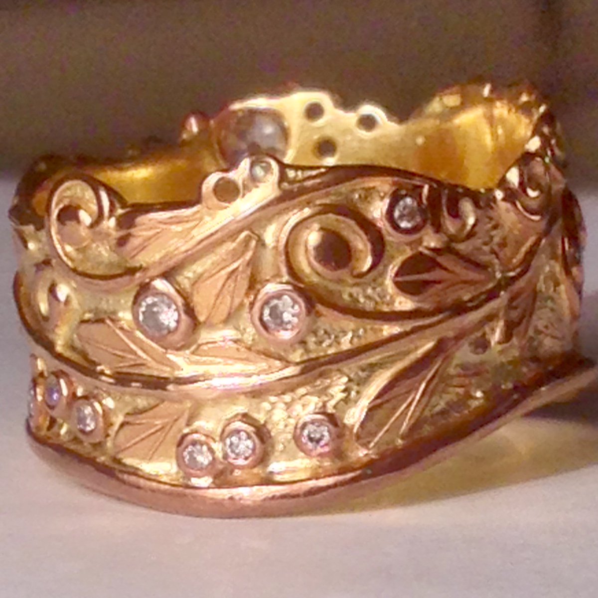 simchagallery's tweet image. I love to make unique artistic #jewellery, inspired by nature and the ancient past @simchagallery on the balcony @leedscornex