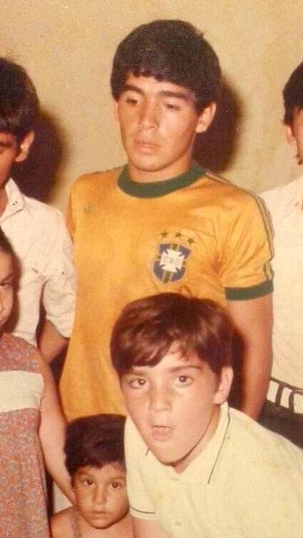 1979’dan bir Diego Armando Maradona 🇦🇷 fotoğrafı. Üzerindeki Brezilya forması Copa America maçları sırasında Zico 🇧🇷 ile değiştirdiği forma..