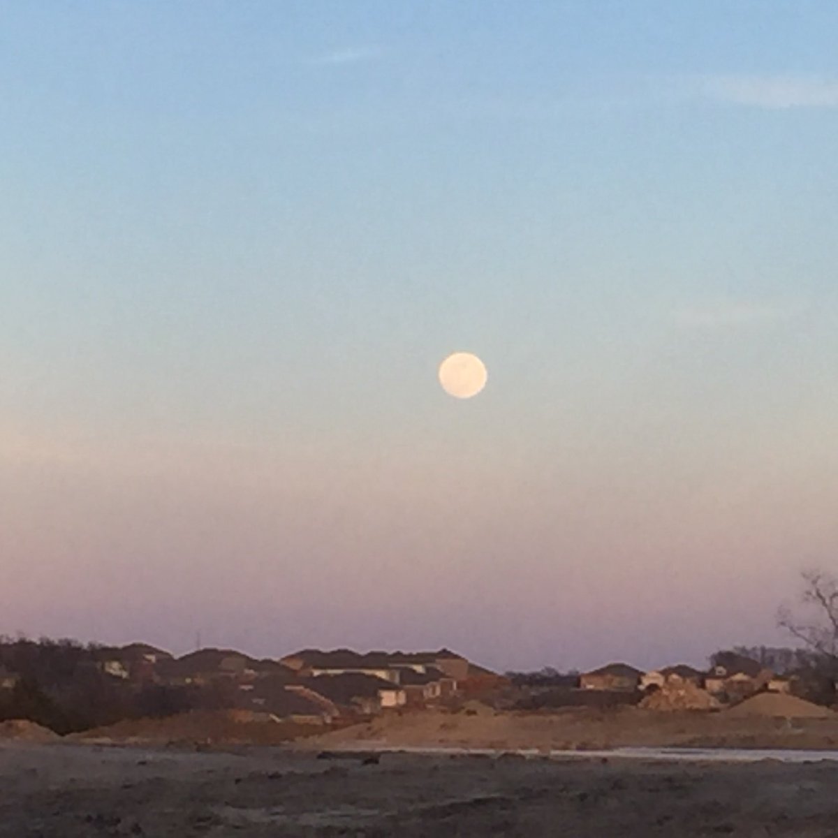 GracefulForm's tweet photo. Super Blue Blood Moon! Don’t lose an opportunity to share a great marvel with students no matter what subject you teach. #vegaelem #mymisd #mckinneyiea https://t.co/3RqWsAmdFR