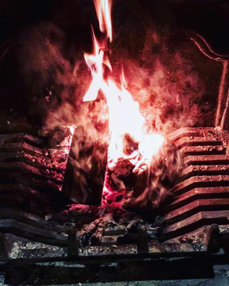 Definitely a warm yourself by the fire kind of night! And it’s steak night too... 🥩🍷🔥🍷🥩