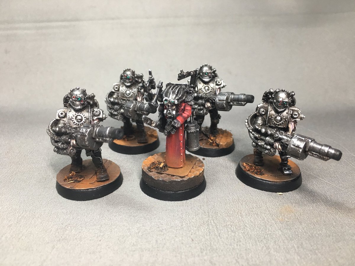 MiniatureRealms's tweet photo. Finally got around to finishing my Enginseers, Servo-Automata and Castellax for my #solarauxilia #castellax #enginseer #mechanicum #horusheresy #30k #hardforheresy #genofivetwopodcast https://t.co/npArDhj1qZ