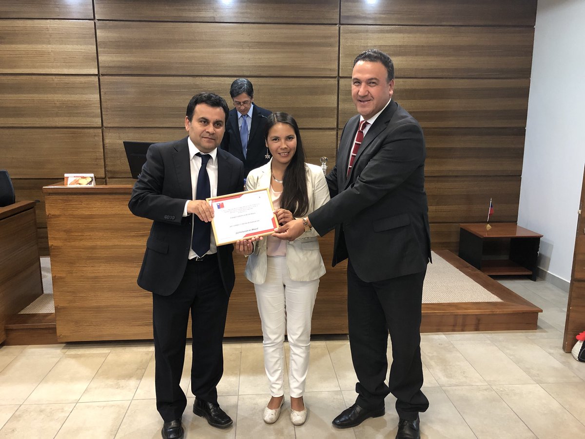 Minjudhbiobio's tweet photo. Seremi @seremicaceres participa en entrega de reconocimientos del “Chile Inclusivo” de Senadis @Senadis_Biobio a Juzgado de Familia de Yumbel junto a Presidente Corte Apelaciones de Concepción Hadolff Ascencio https://t.co/fyeG0K6PPv