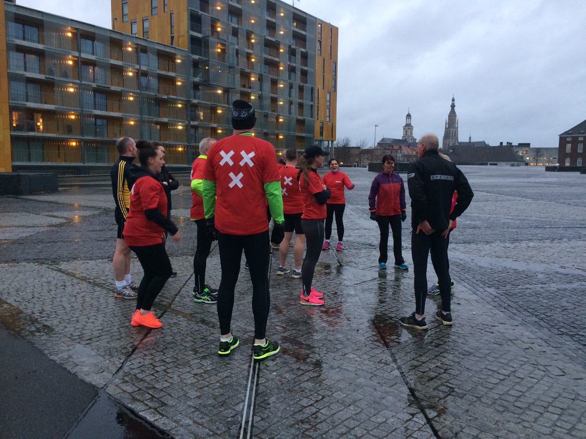 nkveldloop's tweet photo. 26 startende lopers van gemeente Breda worden onder bezielende leiding van René Wiersma klaargestoomd om 6 km te lopen tijdens de NK Veldloop voor Ambtenaren! https://t.co/Pkbwuy6jbl