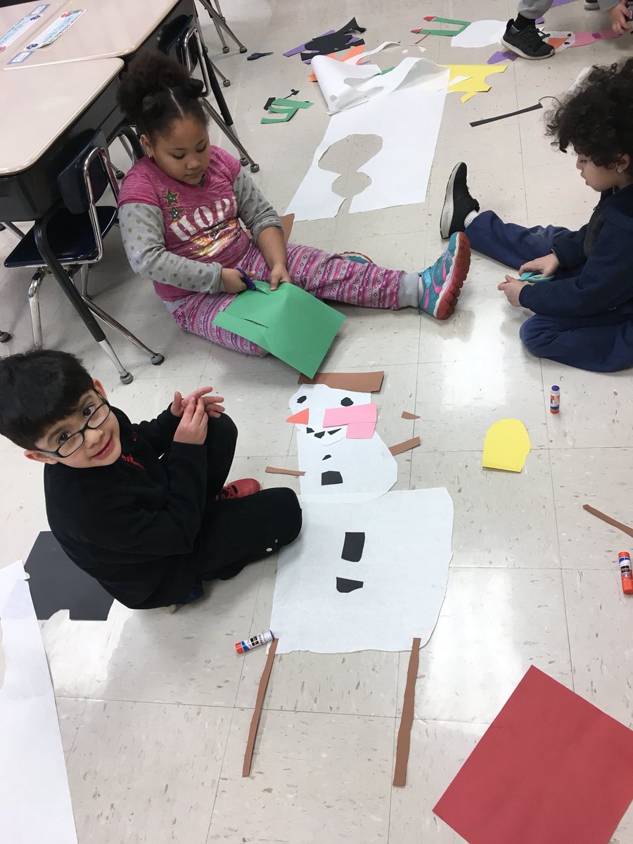 MissGrady123's tweet photo. Who can build the biggest snowman?! #d123 #hannum #biggestsnowmanchallenge #STEM https://t.co/pYNNIE4viR