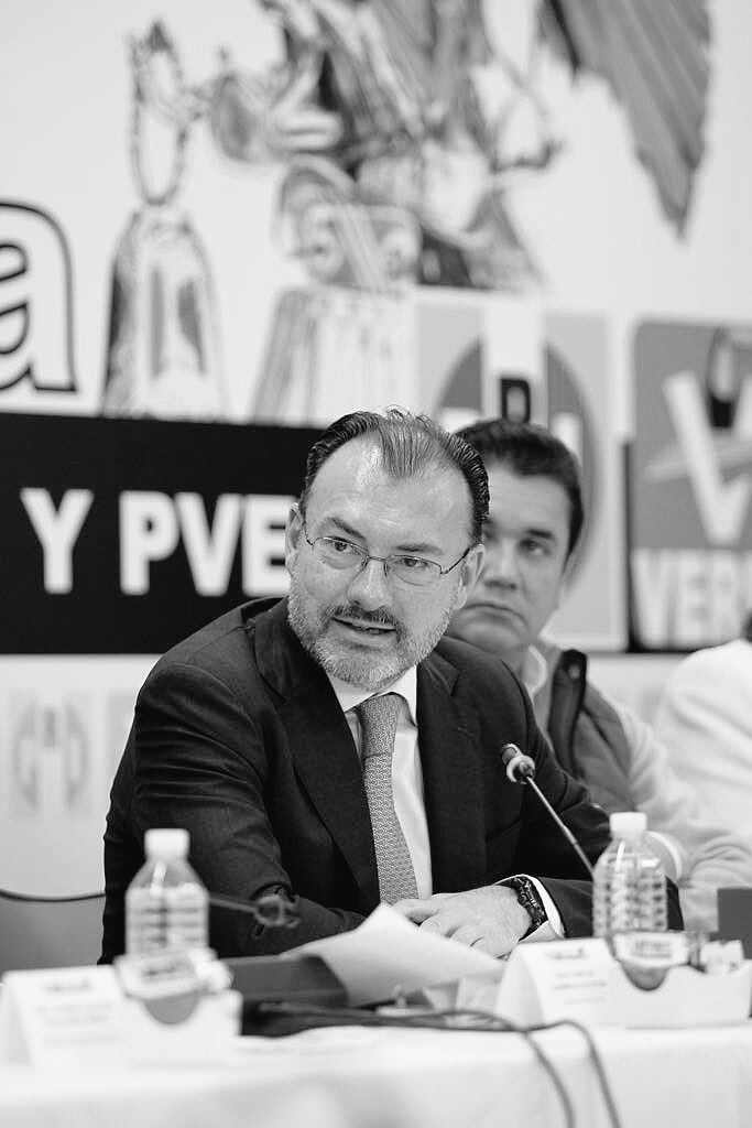 SRE_mx's tweet photo. Como país latinoamericano, México no puede ser indiferente ante lo que ocurre en Venezuela, por lo que se seguirán haciendo todos los esfuerzos diplomáticos para que se restaure la democracia por la via pacífica y conforme lo decidan los propios venezolanos: @LVidegaray https://t.co/2osuMnLUkX