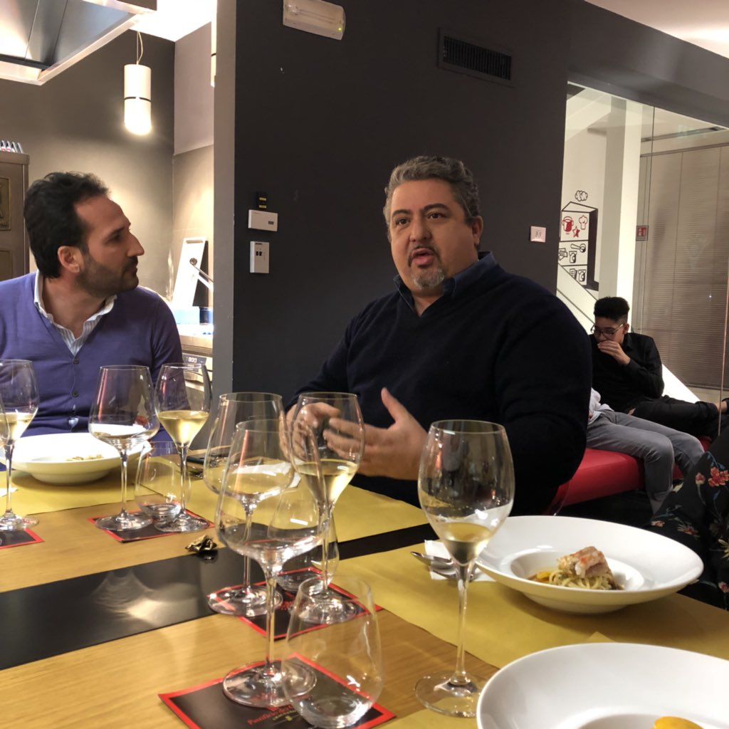 LadyDelirio's tweet photo. #Indovinachivieneacena #PastificiodeiCampi @giudeicampi introduce gli ospiti. Io sono seduta di fianco ad un bolognese che adoro! https://t.co/Mh8Q2J242c