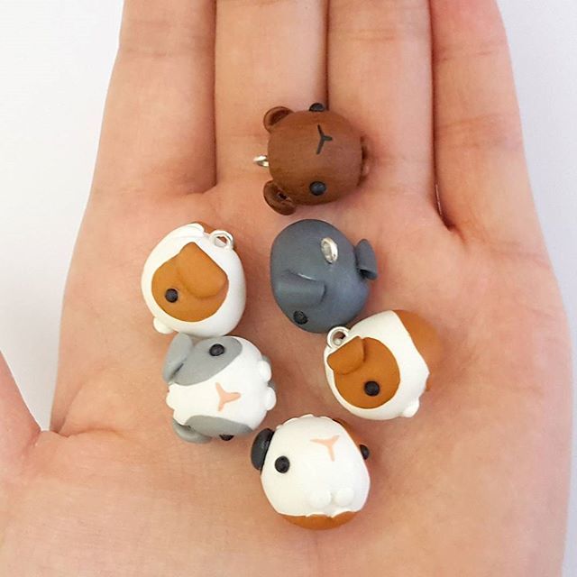 robertawtam's tweet photo. It's a new handful of piggies! 💕 Are you ready for a huge guinea pig update?  I spent the weekend finishing up some some new piggie keychains, which are now listed on Etsy!  I'll be posting photos throughout the week from my big shop update, so stay tuned (or see them all on… https://t.co/3PUCwW6YgN