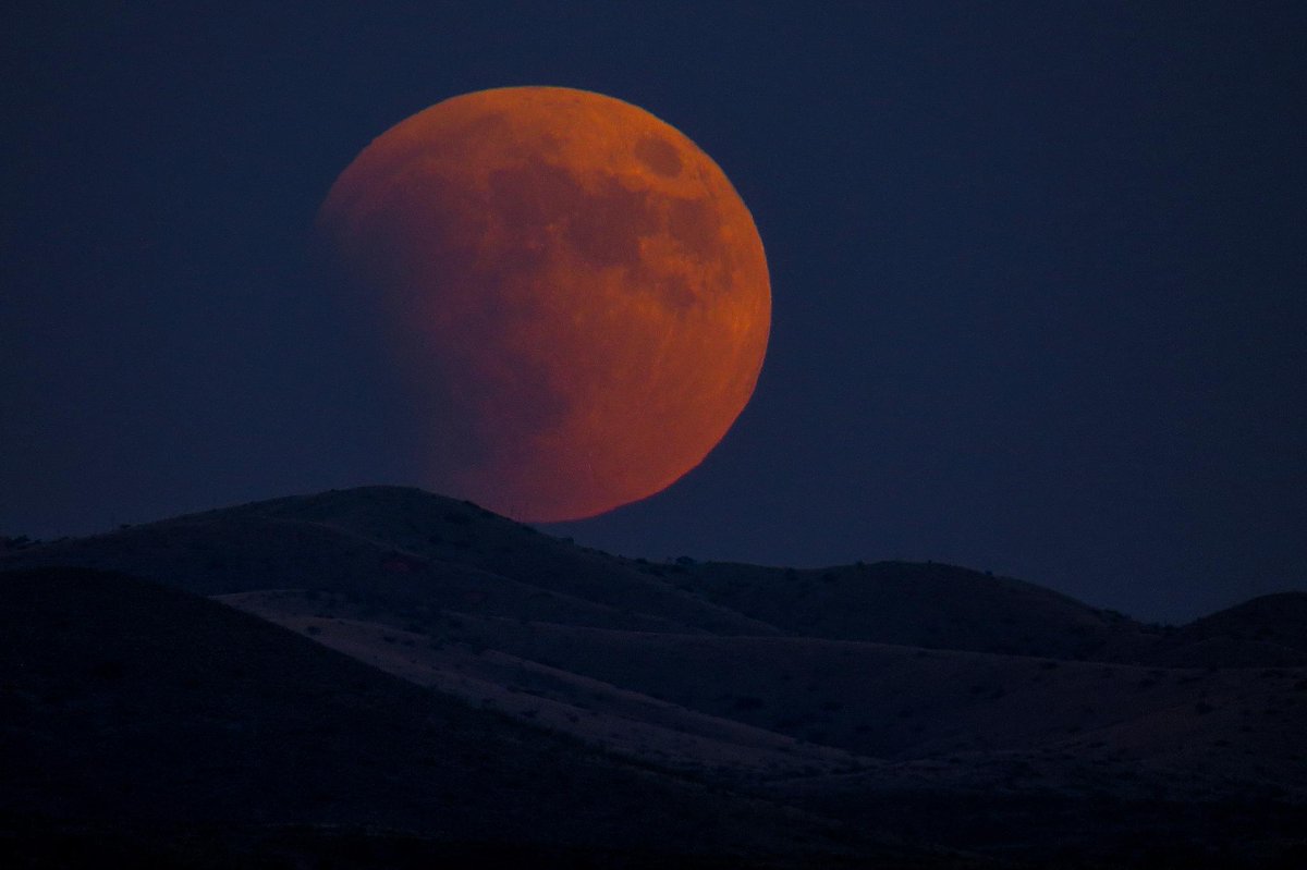 Discovery's tweet photo. Photo of the Day: What is a #SuperBlueBloodMoon, anyway? It's when a super moon (full moon close to earth in orbit), blue moon (the second full moon in a month), and lunar eclipse all occur on the same night. Early Wednesday morning is the first super blue blood moon in 150 years https://t.co/3r3xlPWzdZ