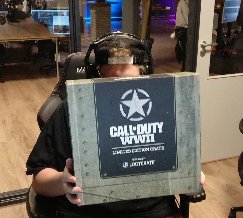 YaraskyGaming's tweet image. Retweet deze tweet, volg mij en @esportgamearena om kans te maken op dit vette #CODWWII limited edition crate voor de Resistance DLC!