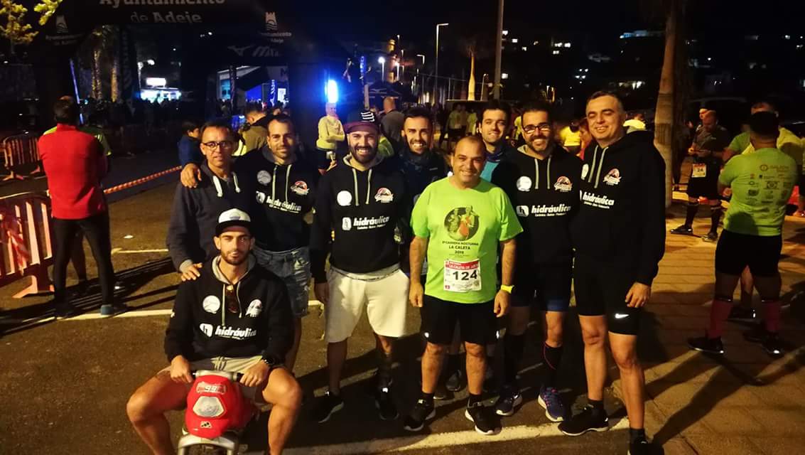 TrailMachete's tweet photo. La #familiamachete estuvo arropando en todo momento a los compañeros que corrieron en la #nocturnalacaleta #orgullomachete @adeje @costa_adeje @DXTenerife Que grande sois coño! https://t.co/JIwOk3W5FN
