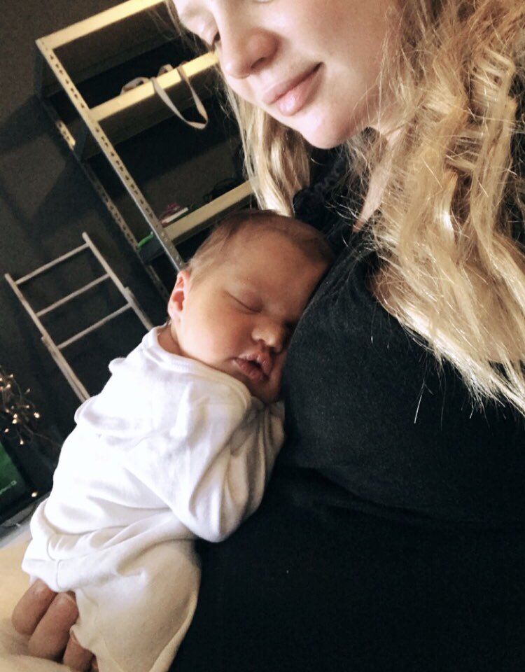 Hjálpi mér, hvað hjartað manns getur stækkað hratt og skyndilega. Hér er sængurkvennagrátinum varið í þakklæti, ást og undrun á þessari blessun og plott á endurkomu minni í #óléttutwitter hafið að fullu ❤️😎#mömmutwitter #dagur3