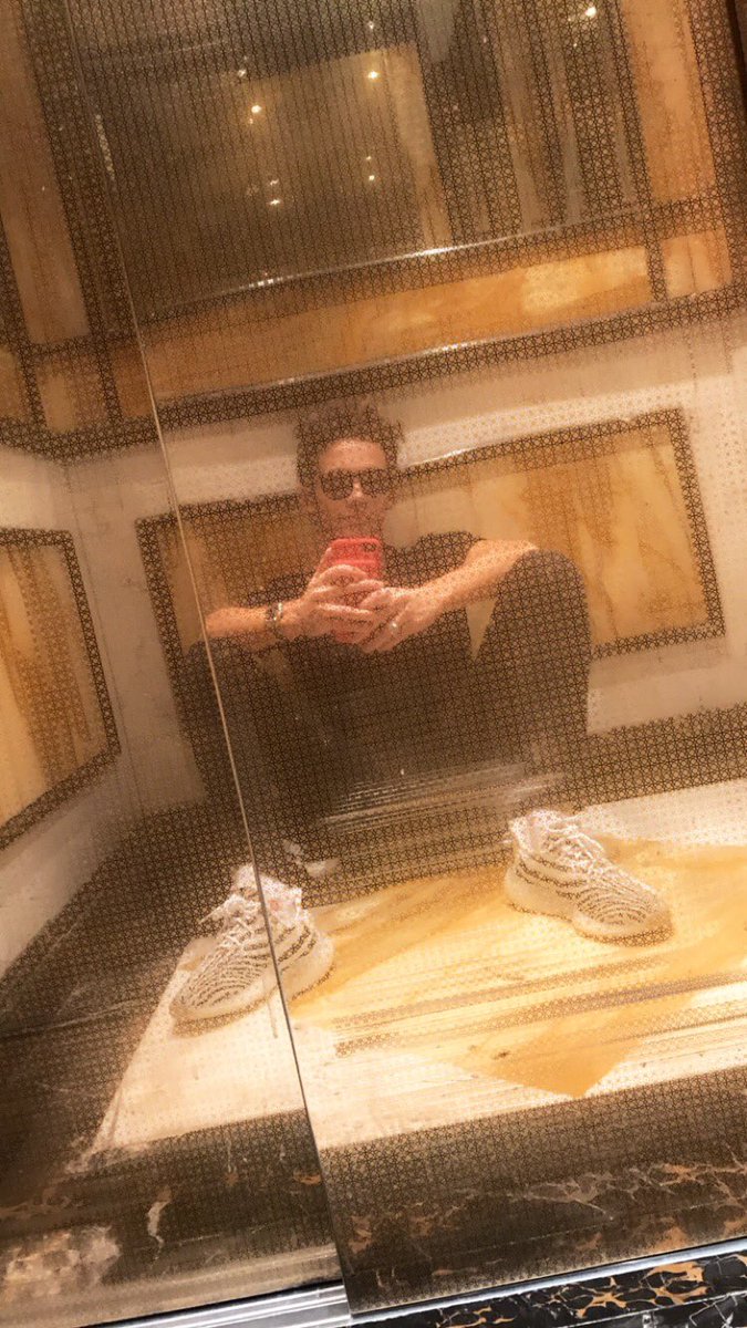 ruggerolaria's tweet photo. #Selfie del año!! 😌😬 trabado en el ascensor !!! https://t.co/hh085l0BOy